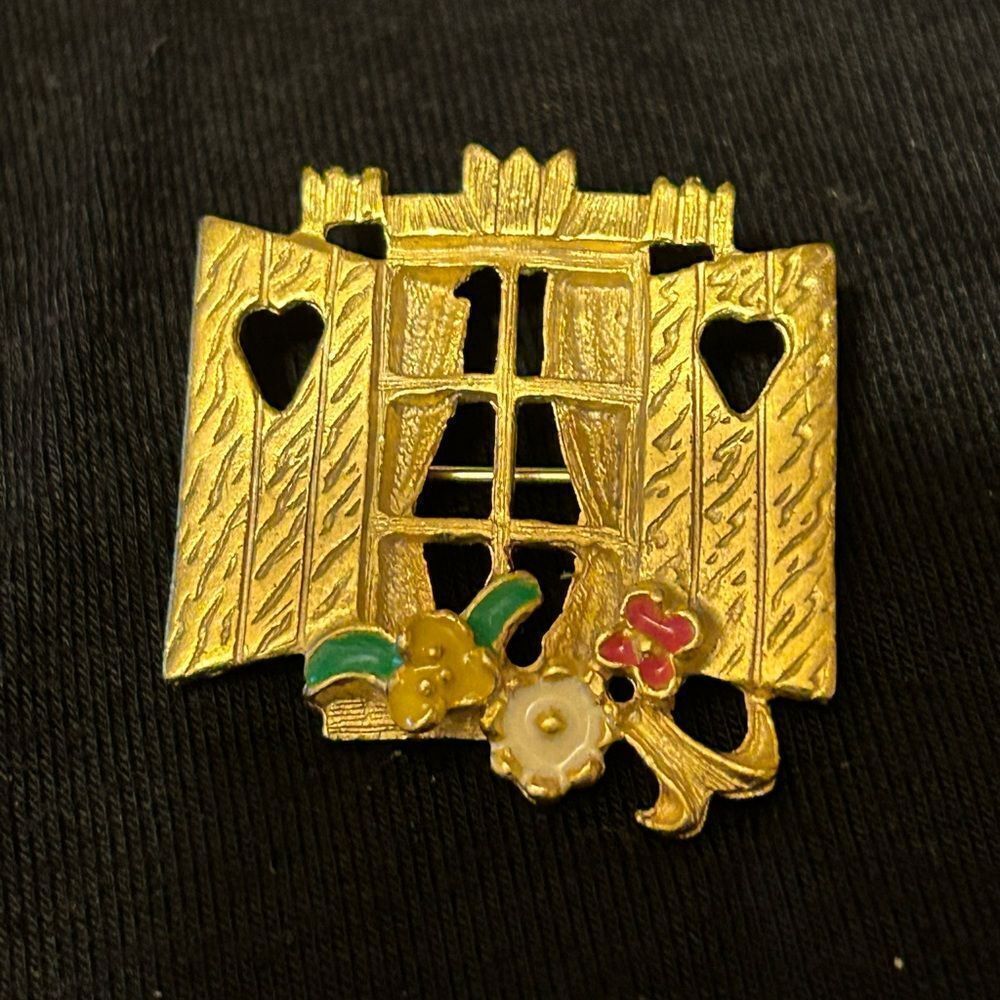 Pin Gold Tone Window and Flowers